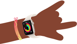 Tegneserie-illustrasjon av håndleddet til et barn med Apple Watch SE 3 med Aktivitet-appen åpen på skjermen