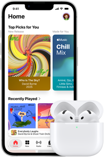 En iPhone 17e vises forfra ved siden av AirPods 4 i et åpent MagSafe-ladeetui. På iPhone-skjermen vises Musikk-appen med Hjem-skjermen åpen.