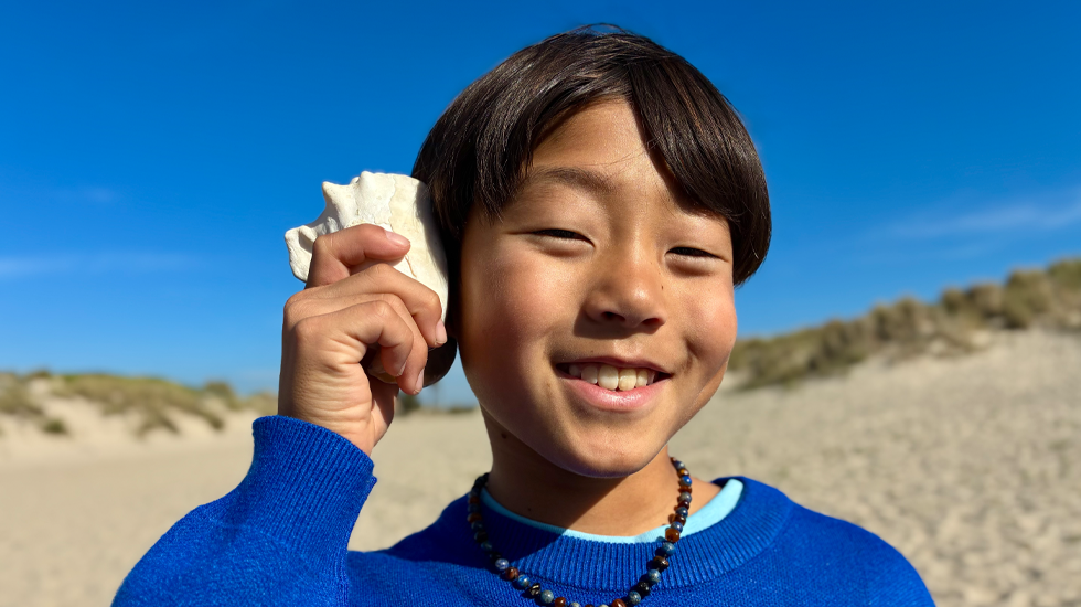 Et bilde blir tatt med 48 MP Fusion-kameraet og funksjonen for neste generasjons portretter. Et ansikt er i fokus.