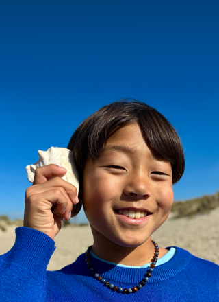 Et bilde blir tatt med 48 MP Fusion-kameraet og funksjonen for neste generasjons portretter. Et ansikt er i fokus.