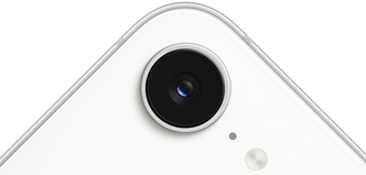 Baksiden av en iPhone 17e i svart er delvis synlig, med Fusion-kameraet øverst